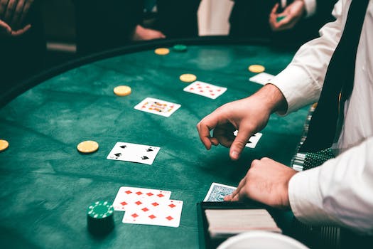 Live Casino Etiquette: Dos and Don'ts for Interacting with Dealers